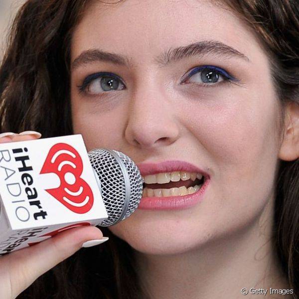 Lorde adora um delineado azul, tendo escolhido essa tendência para o iHeart Music Festival 2014